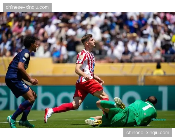 现场：兰斯主场球迷抗议裁判判罚，比赛中断五分钟